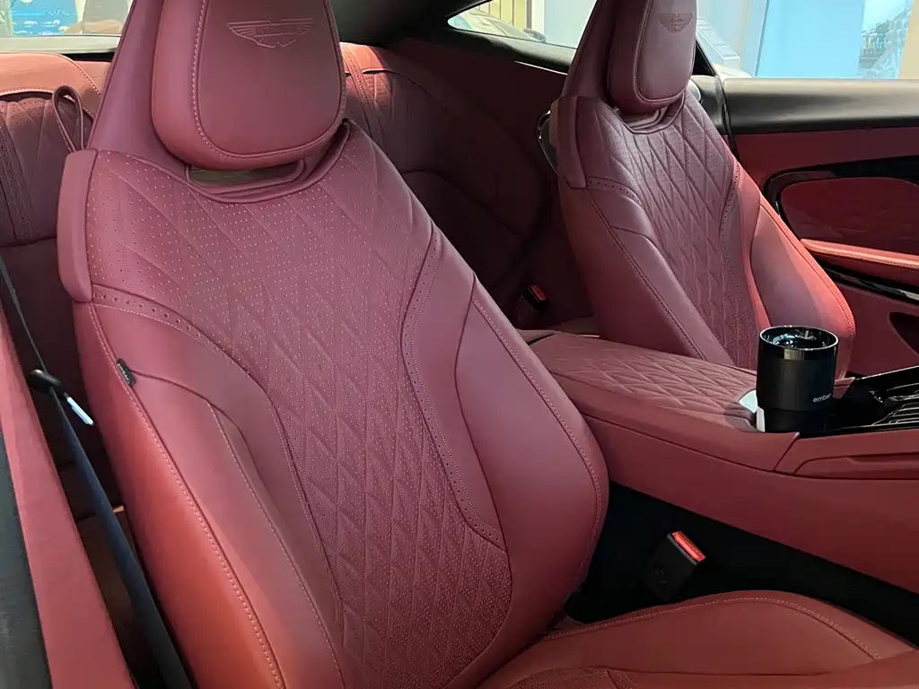 Aston Martin DB12 — миниатюра 7