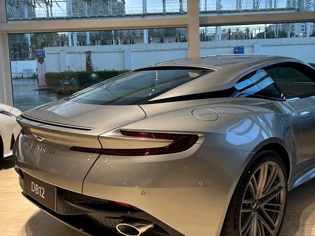Aston Martin DB12 — миниатюра 9