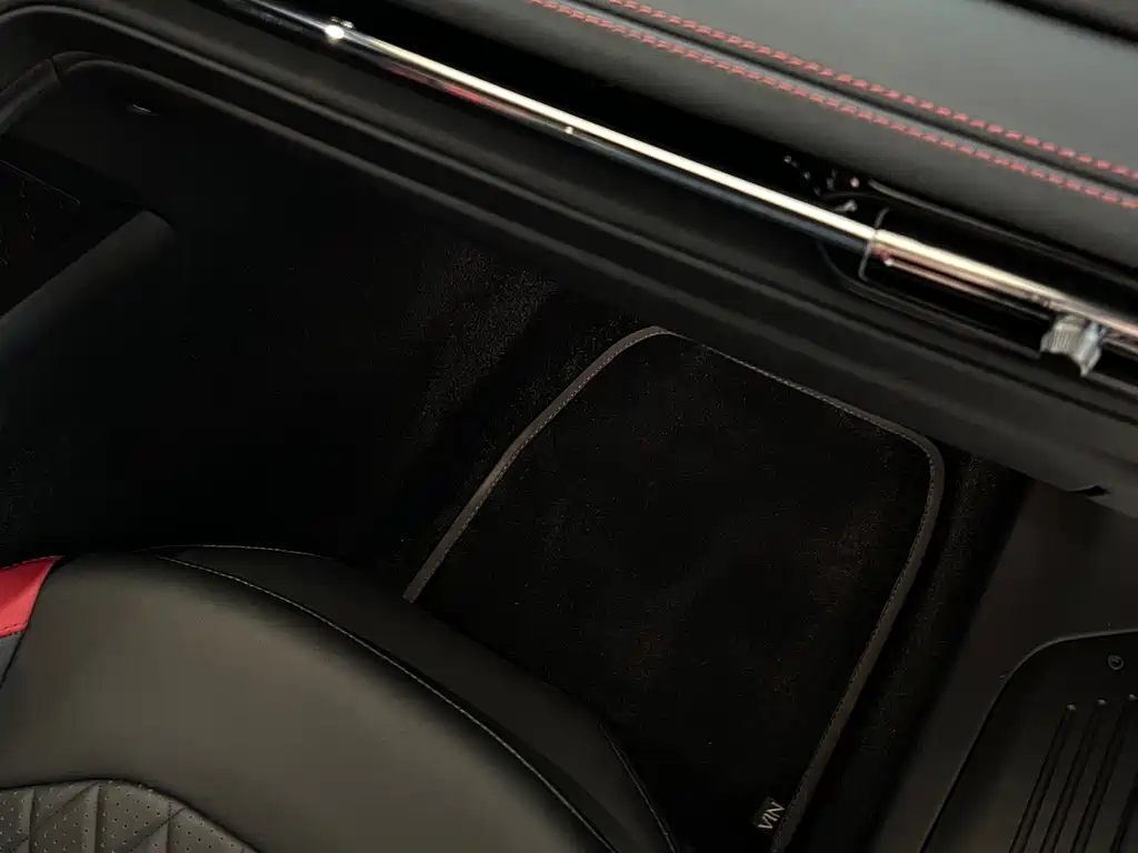 Aston Martin DB12 — миниатюра 9
