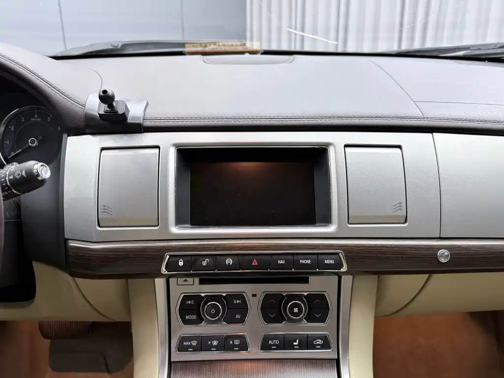 Jaguar XF — миниатюра 15