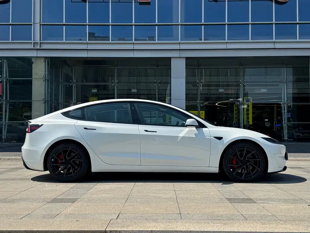 Tesla Model 3 — миниатюра 5