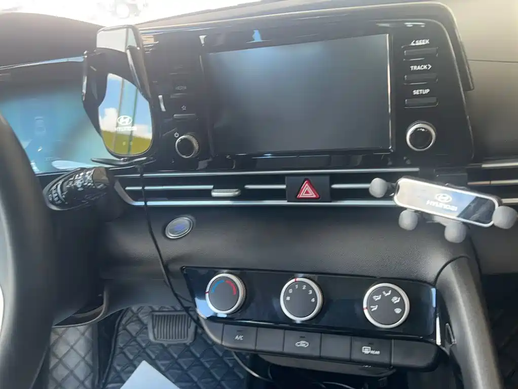 Hyundai Elantra — миниатюра 6