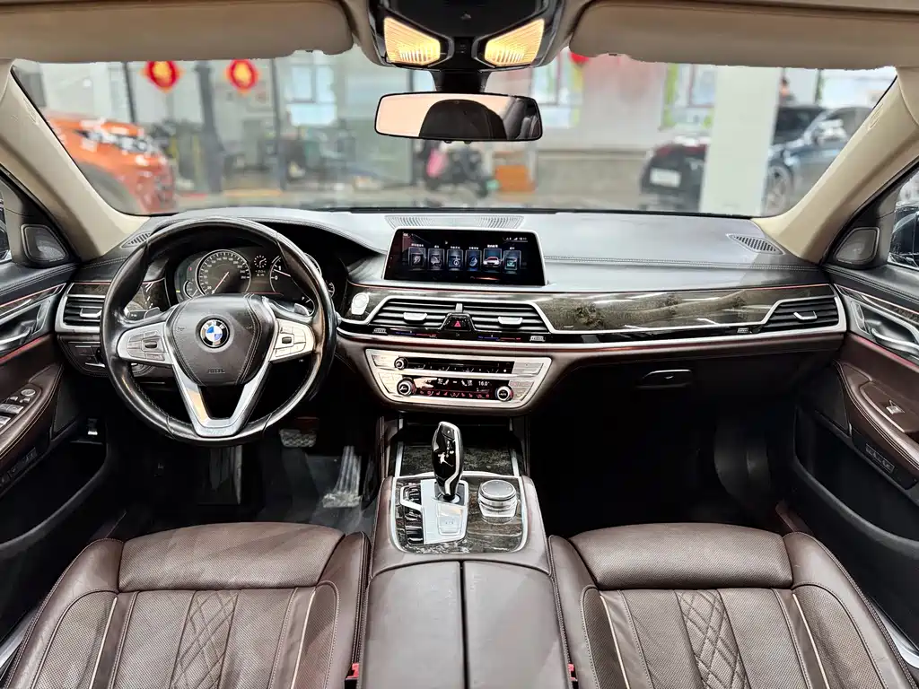 BMW 7 Series — миниатюра 9