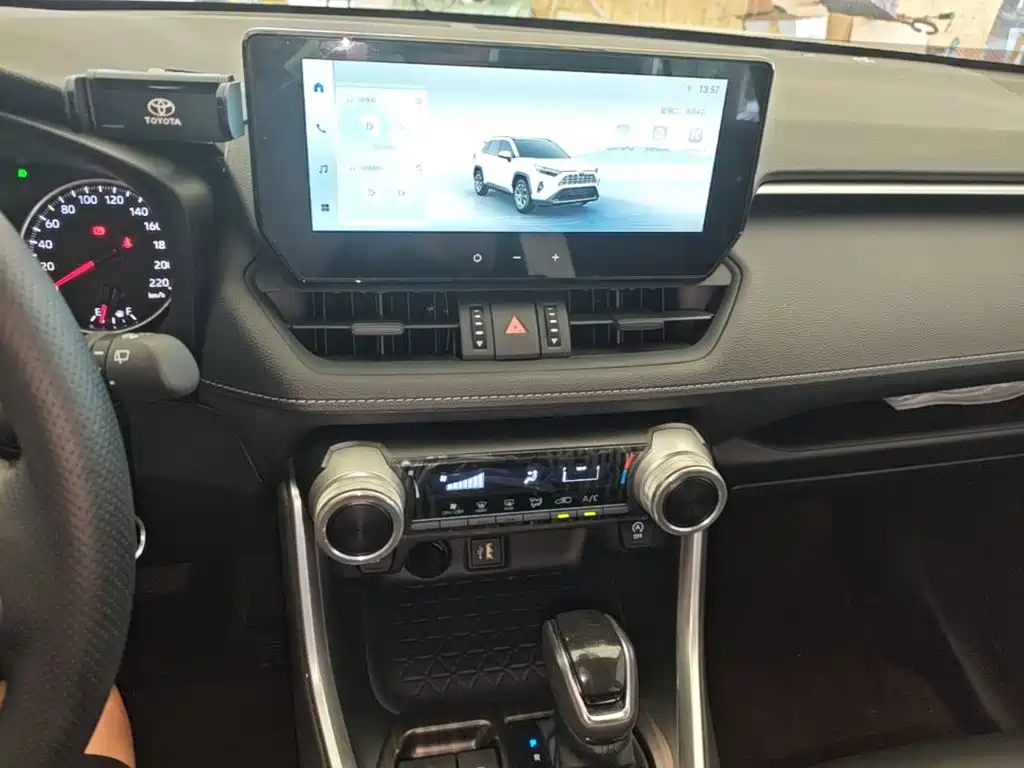 Toyota RAV4 — миниатюра 13