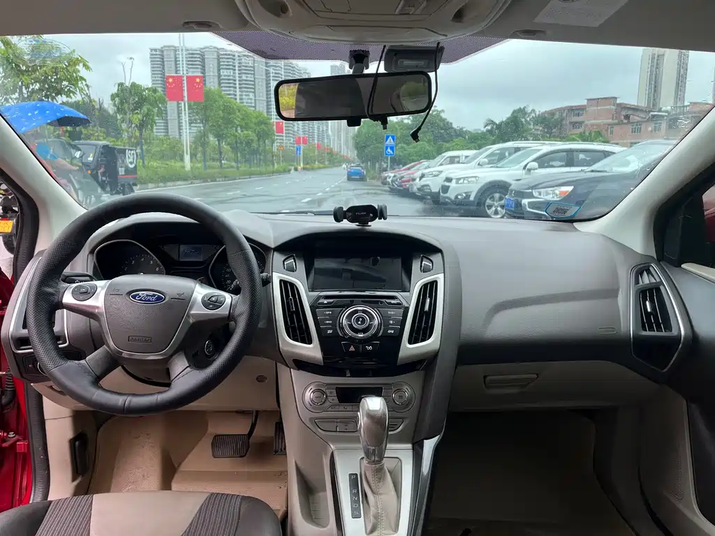 Ford Focus 2012 1.6L AT