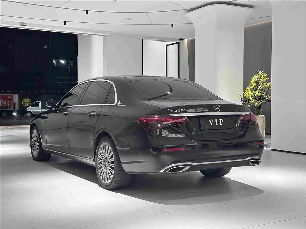 Mercedes-Benz E-Class — миниатюра 7