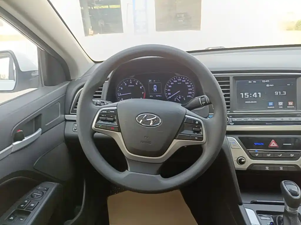 Hyundai Elantra — миниатюра 11
