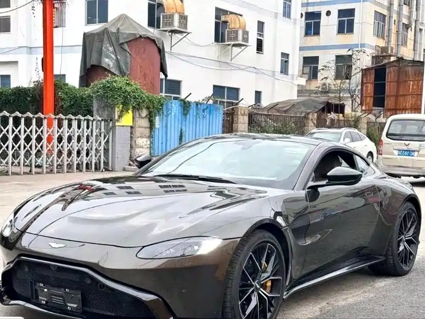 ASTON MARTIN V8 VANTAGE