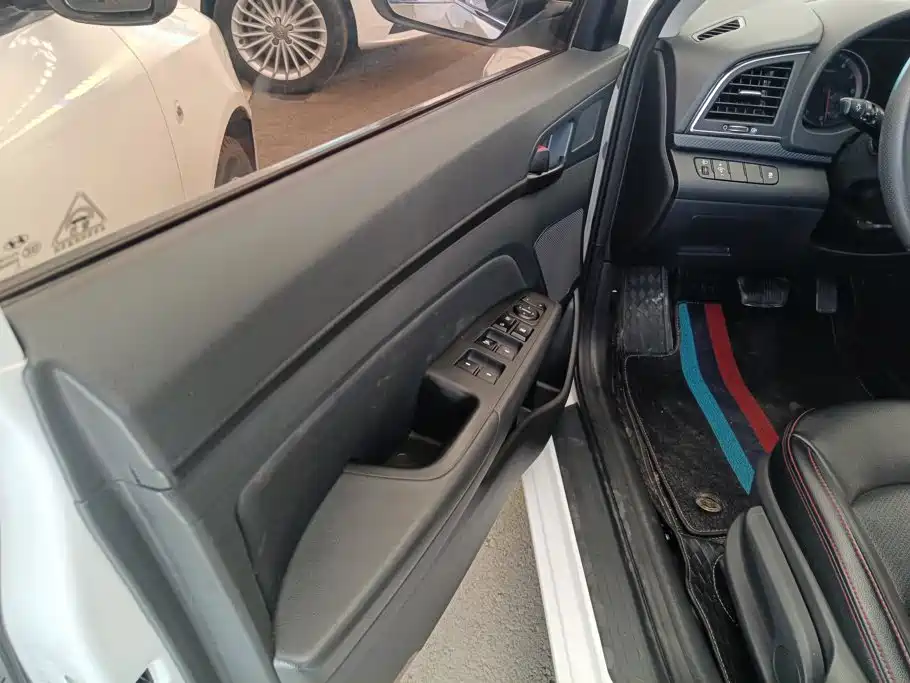 Hyundai Elantra — миниатюра 7
