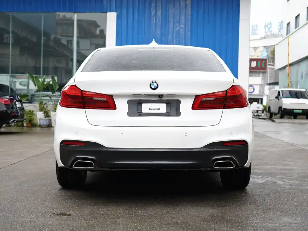 BMW 5 Series — миниатюра 13