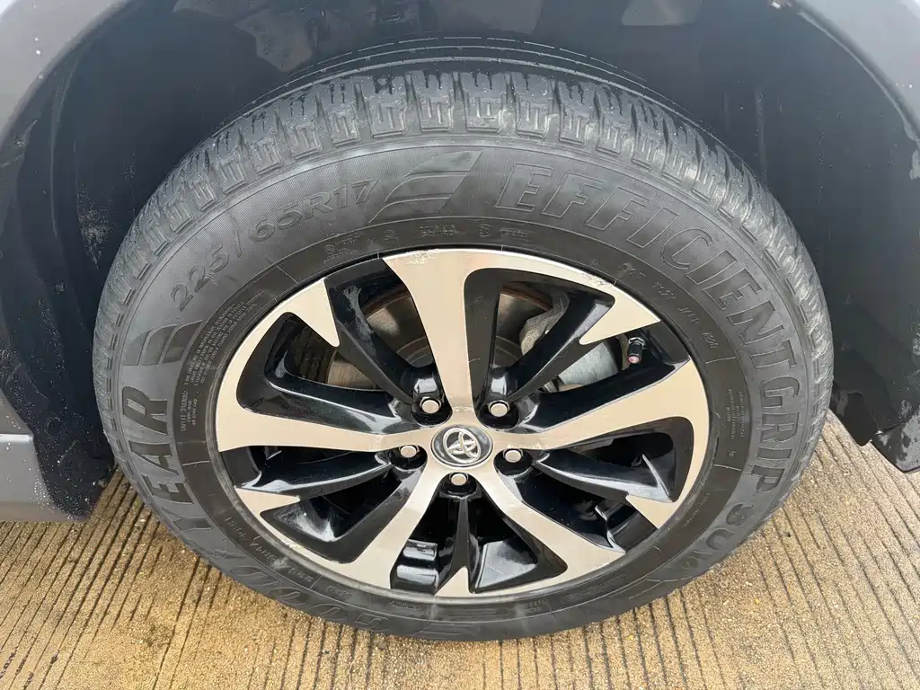 Toyota RAV4 — миниатюра 5
