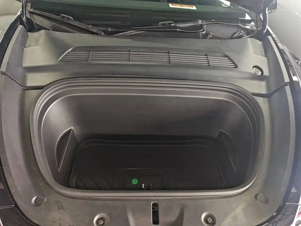 Tesla Model Y — миниатюра 20