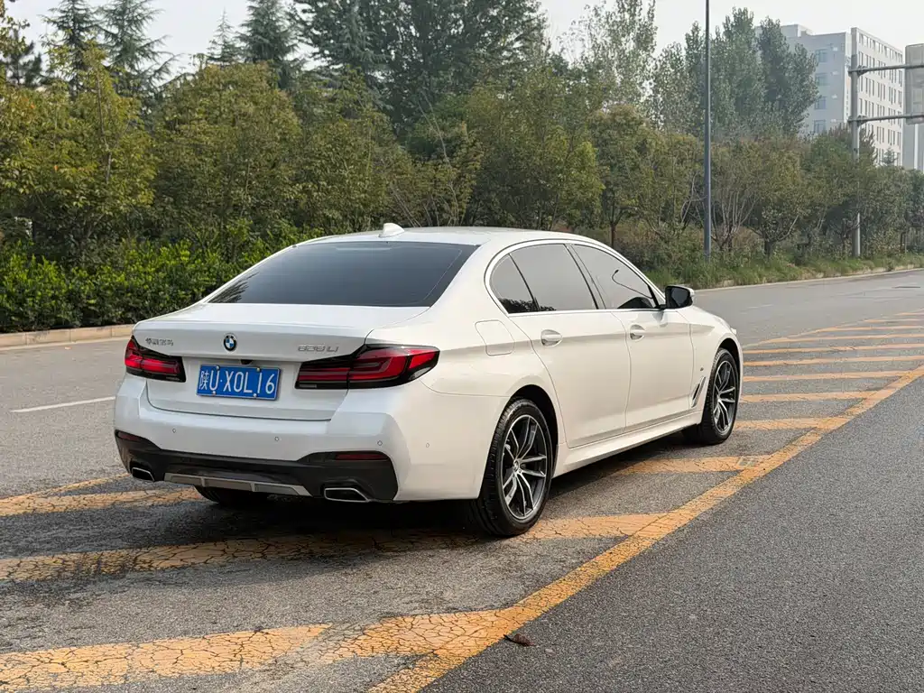 BMW 5 Series — миниатюра 7