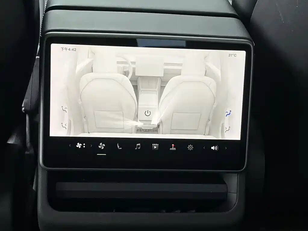 Tesla Model 3 — миниатюра 10