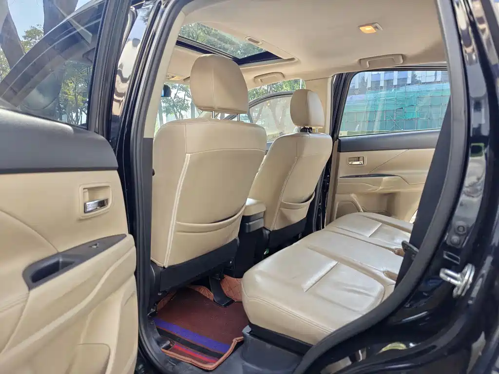 MITSUBISHI OUTLANDER