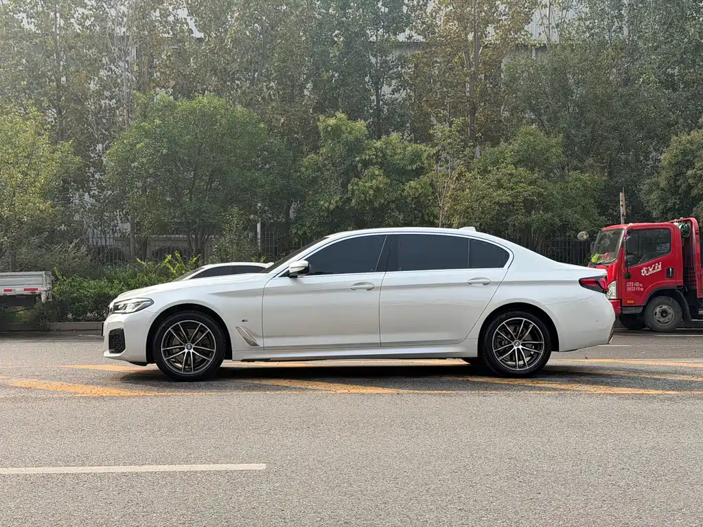 BMW 5 Series — миниатюра 4