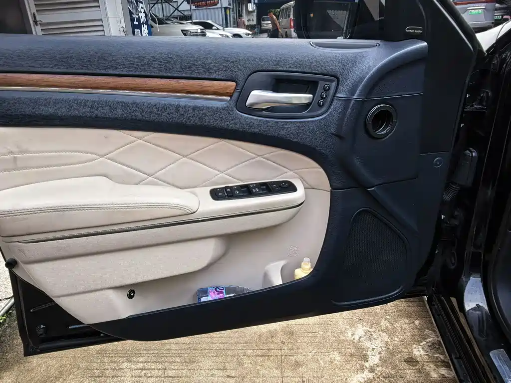 Chrysler 300C — миниатюра 18