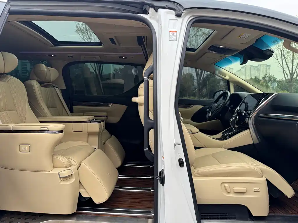 Toyota Alphard — миниатюра 10
