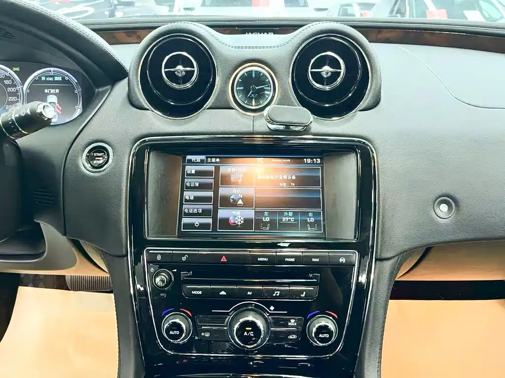 Jaguar XJ — миниатюра 17