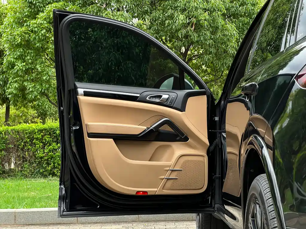 Porsche Cayenne — миниатюра 10
