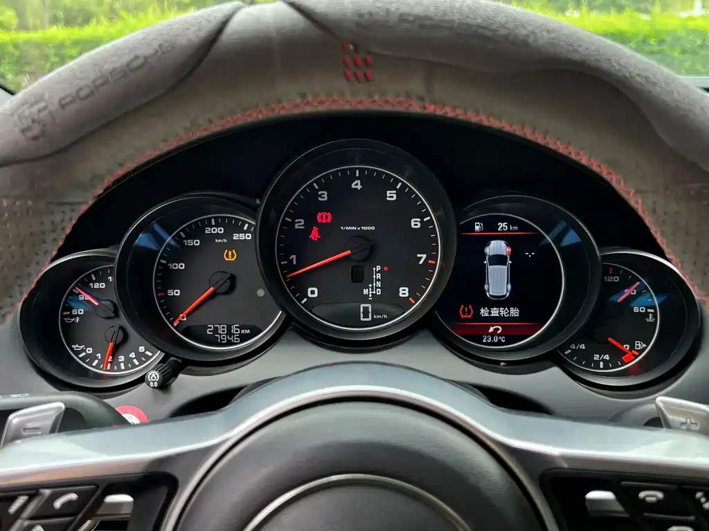 Porsche Cayenne — миниатюра 12