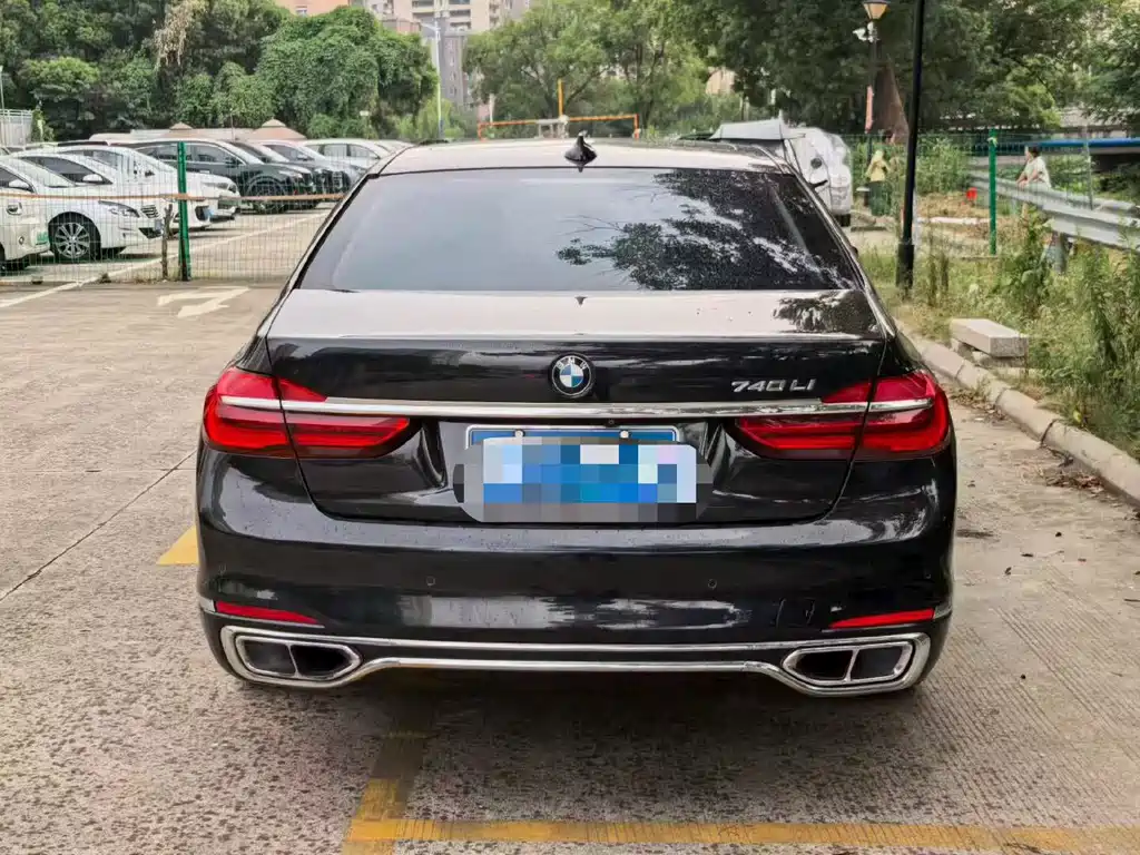 BMW 7 Series — миниатюра 8