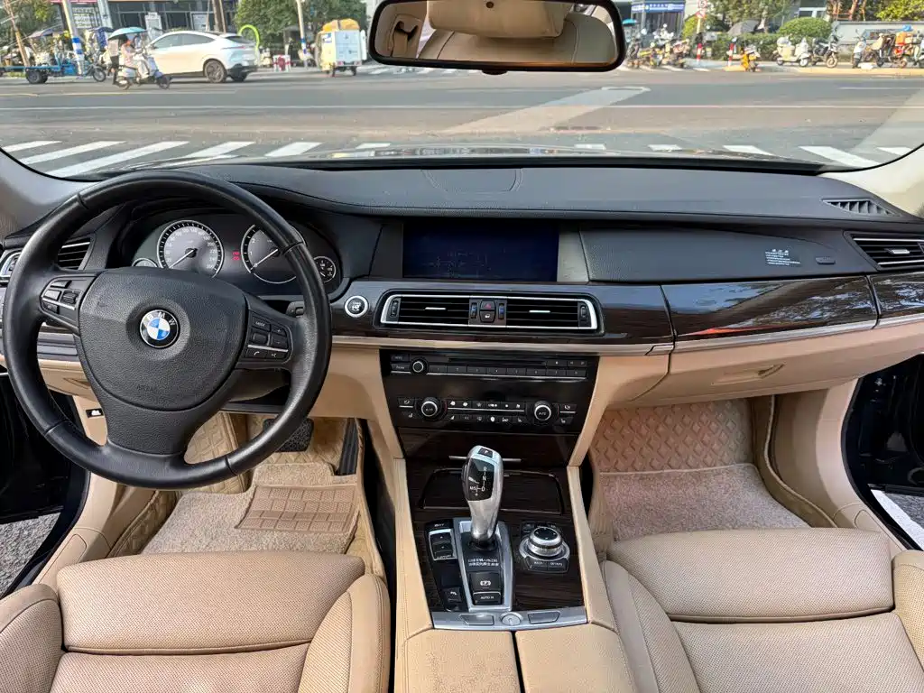 BMW 7 Series — миниатюра 14