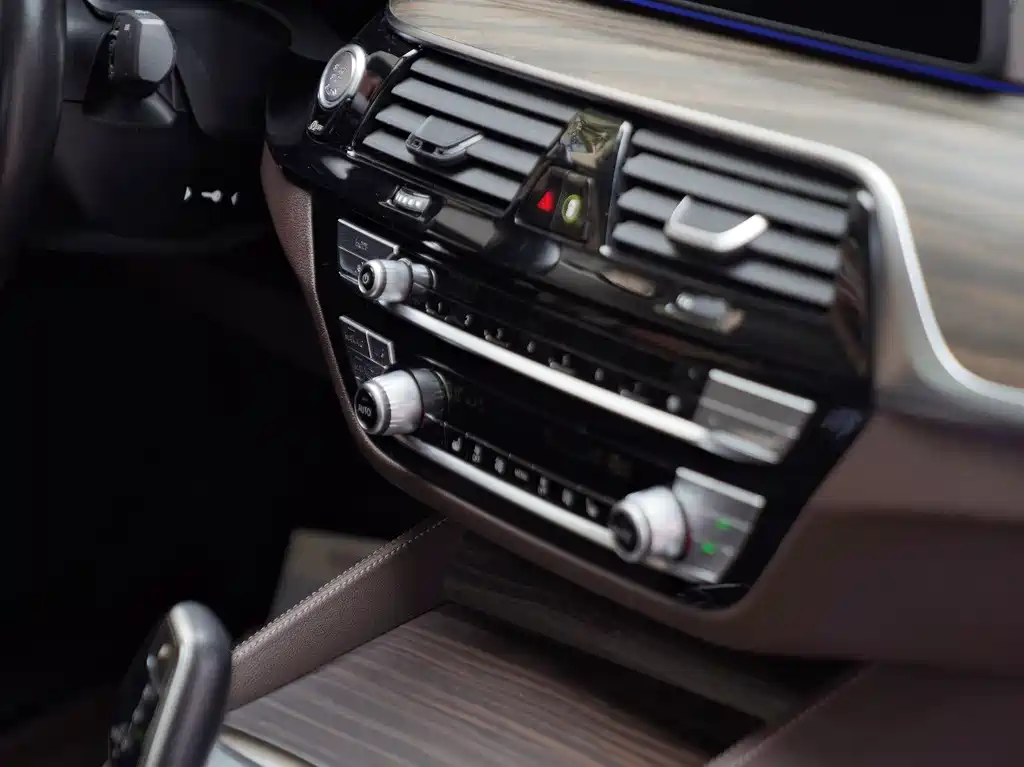 BMW 5 Series — миниатюра 6