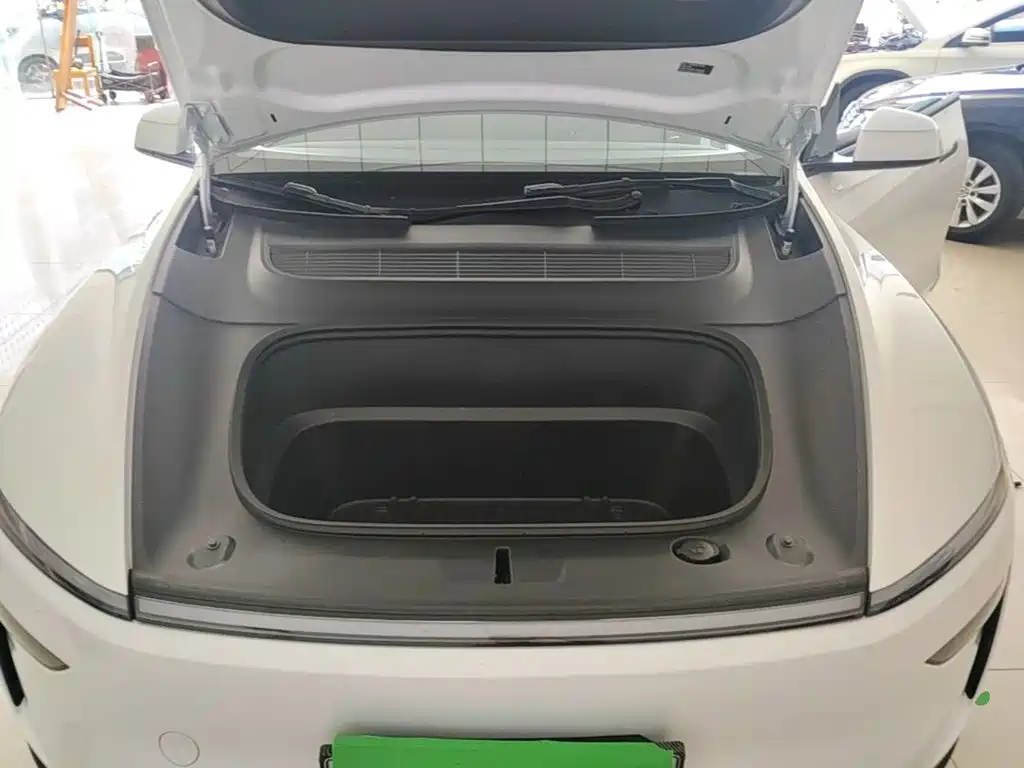 Tesla Model Y — миниатюра 20