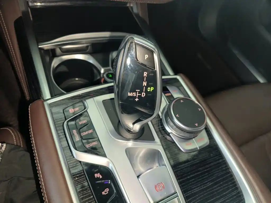 BMW 7 Series — миниатюра 14