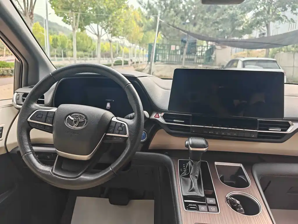 Toyota Granvia — миниатюра 11
