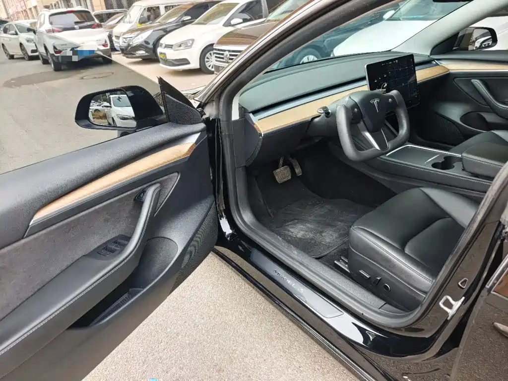 Tesla Model 3 — миниатюра 16