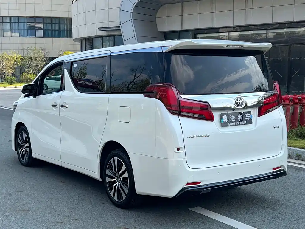 Toyota Alphard — миниатюра 5