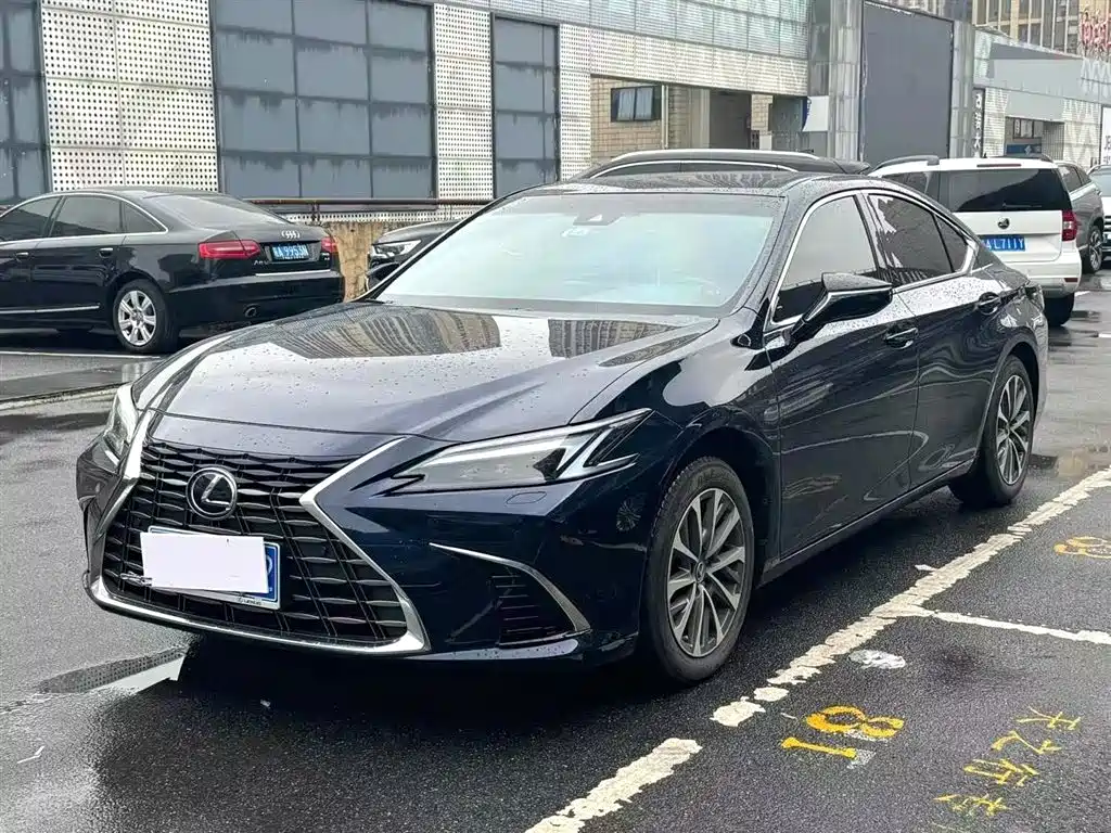Lexus ES 2025