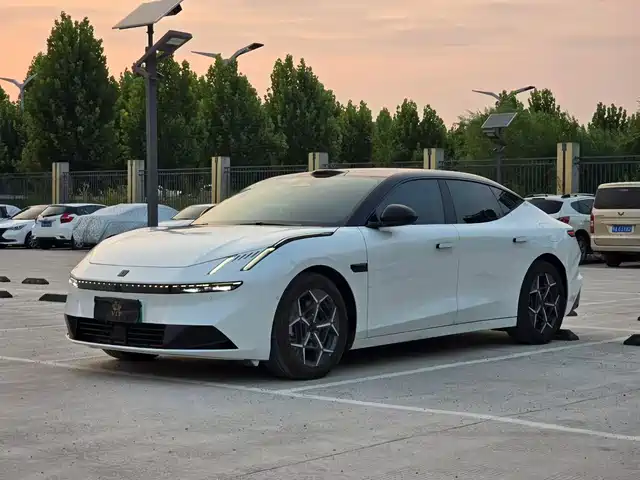 2025 Lynk & Co 10