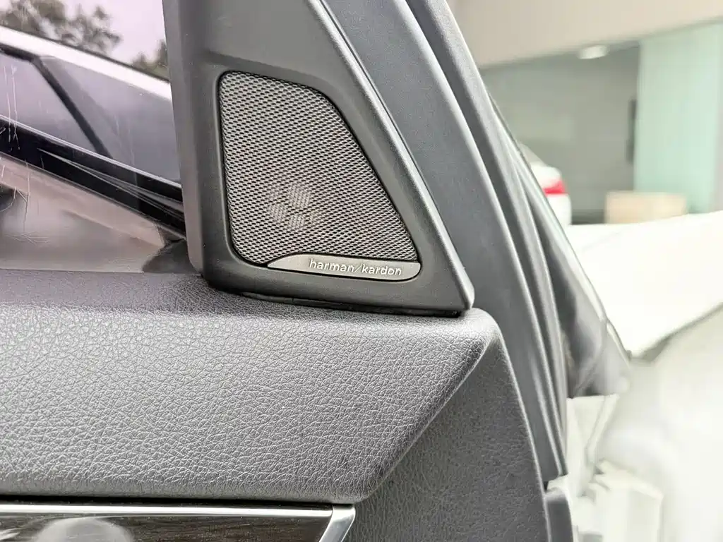 BMW 5 Series — миниатюра 9