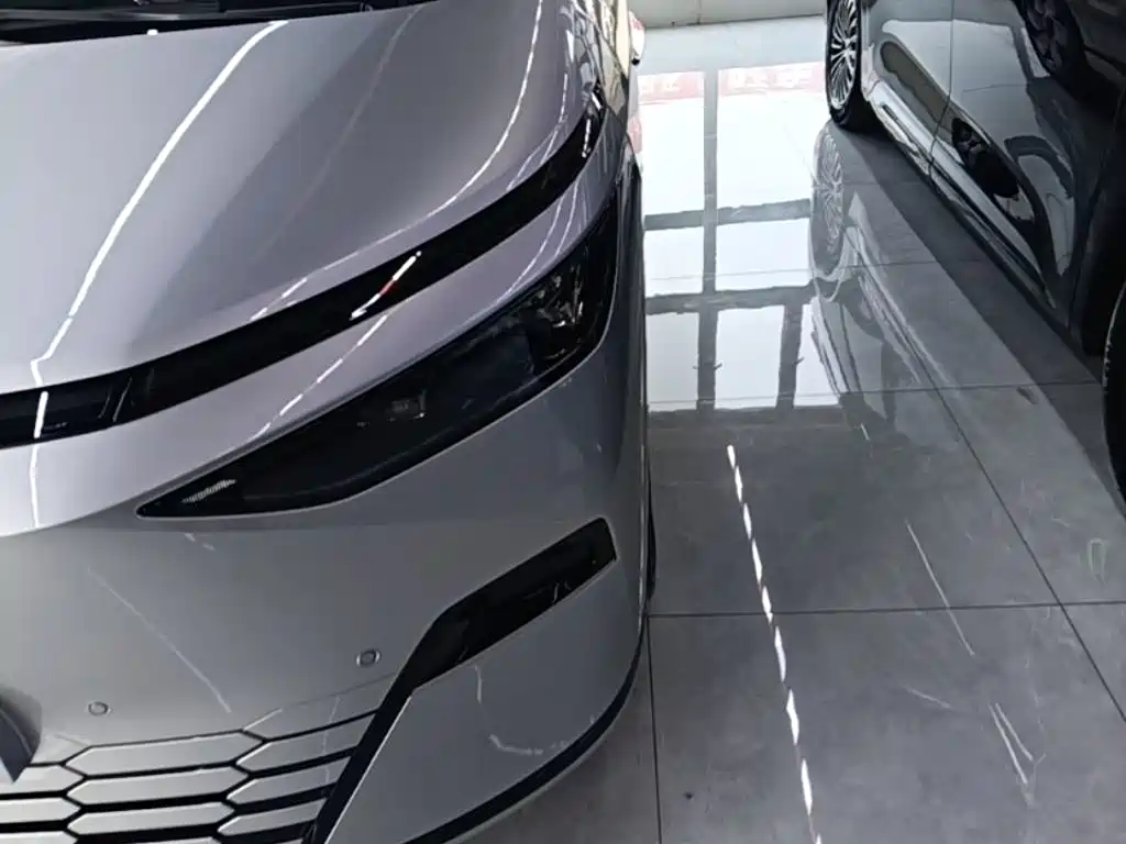 XPeng X9 — миниатюра 24