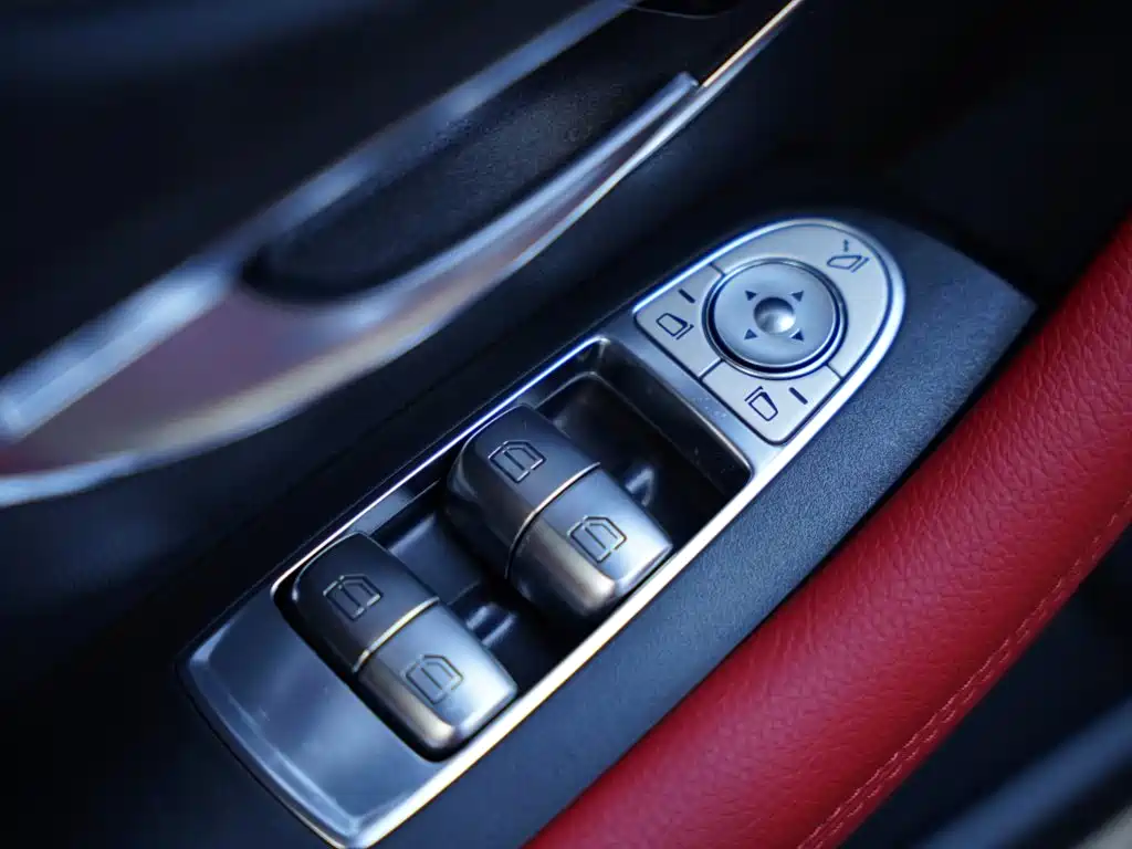 Mercedes-Benz E-Class (Import) — миниатюра 28