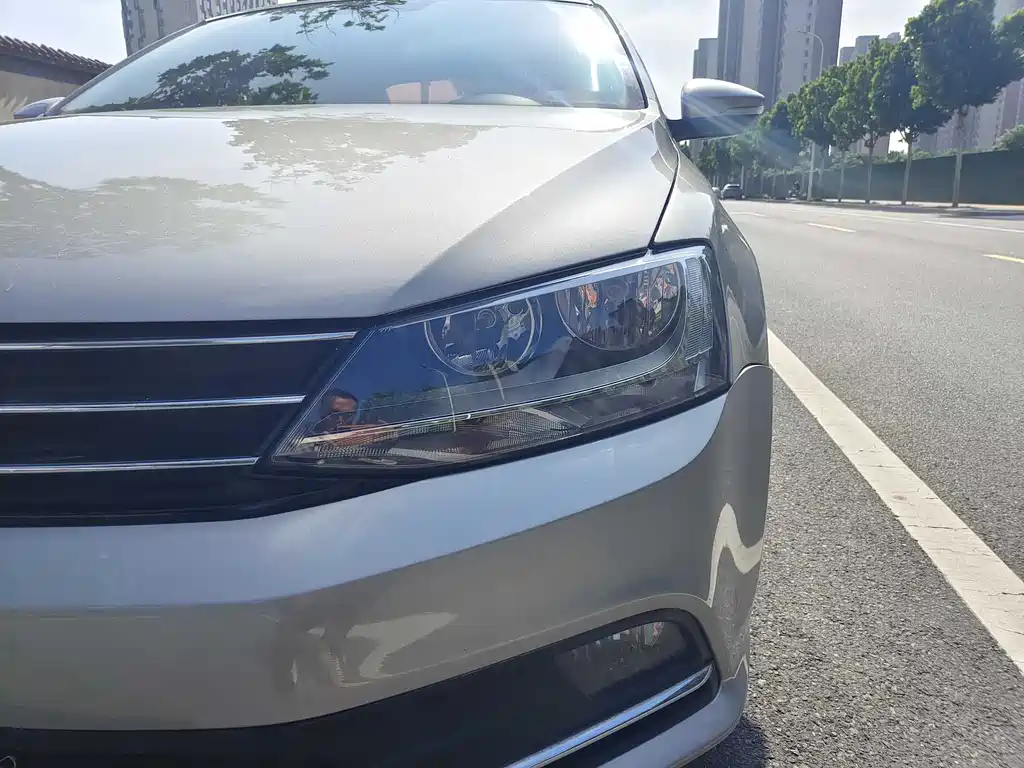 Volkswagen Sagitar 2015 1.6L AT Comfort
