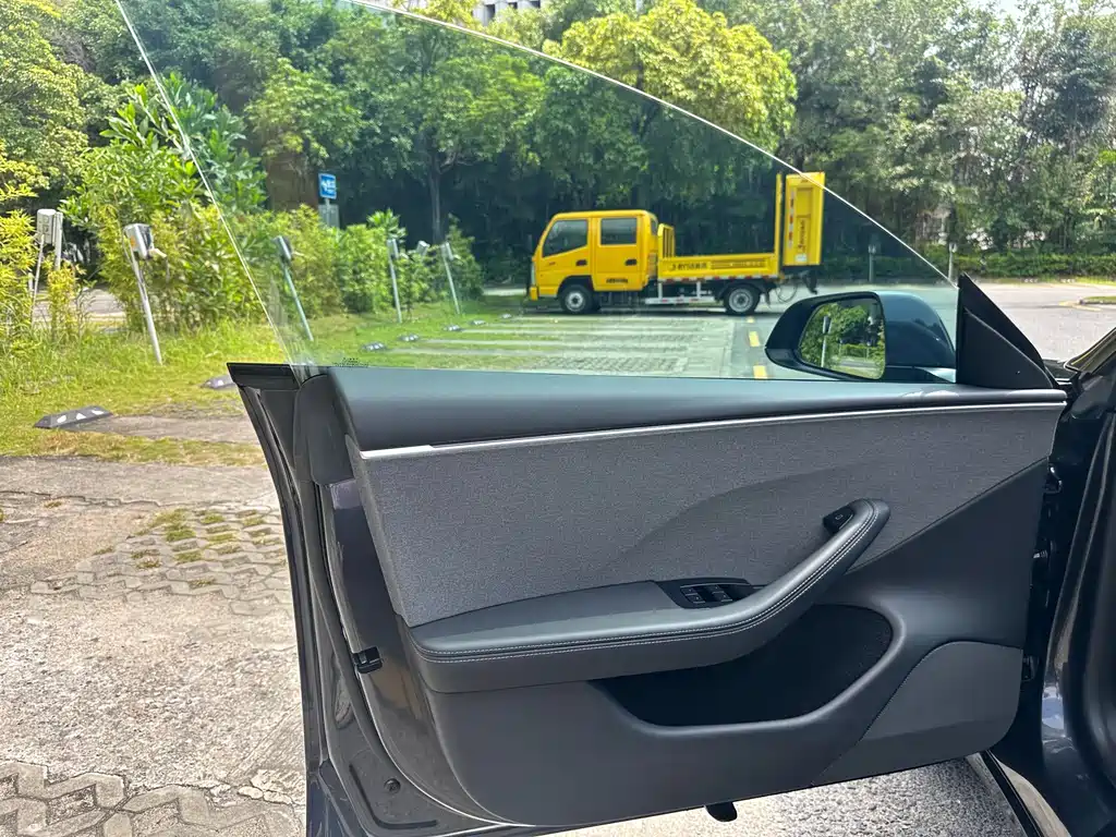 Tesla Model 3 — миниатюра 8