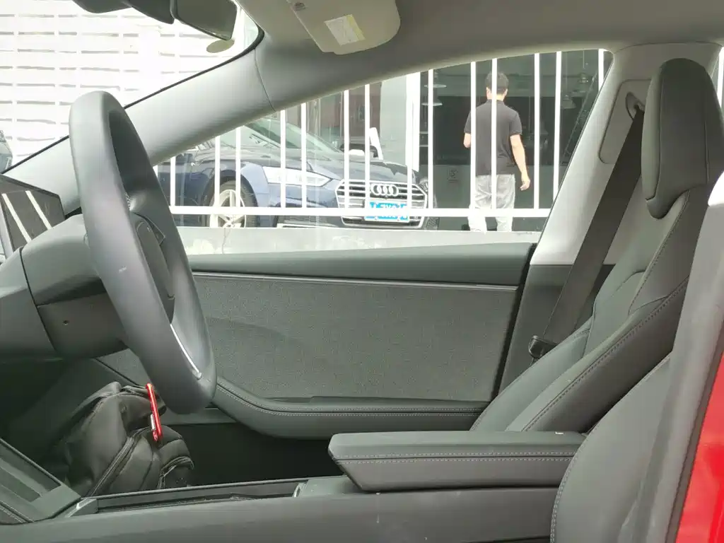 Tesla Model 3 — миниатюра 4