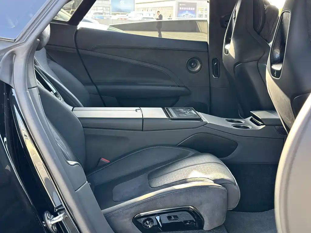 LOTUS SPORTS CAR EMEYA FLOWERS