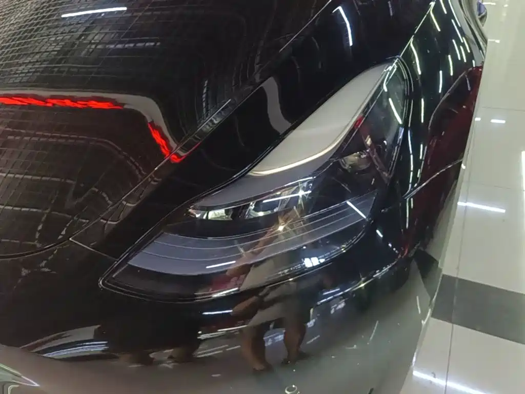 Tesla Model Y — миниатюра 24