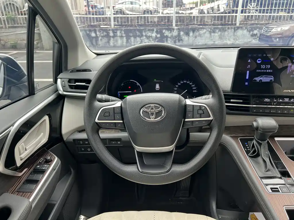 Toyota Sienna — миниатюра 9