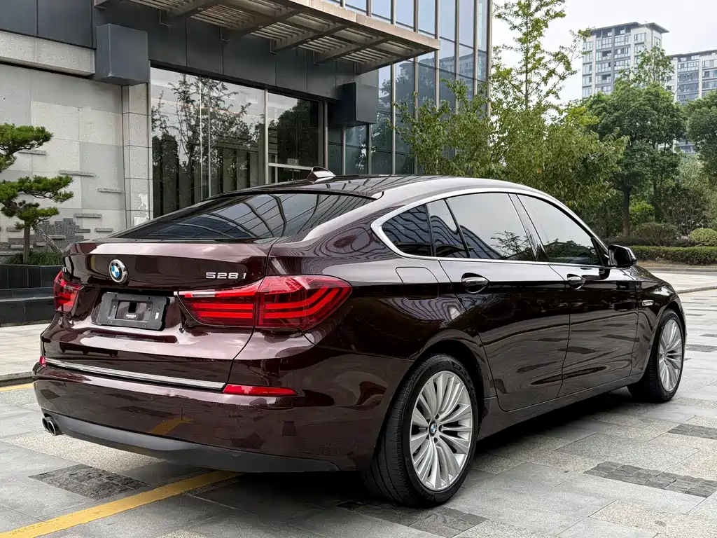 BMW 5 Series GT — миниатюра 4