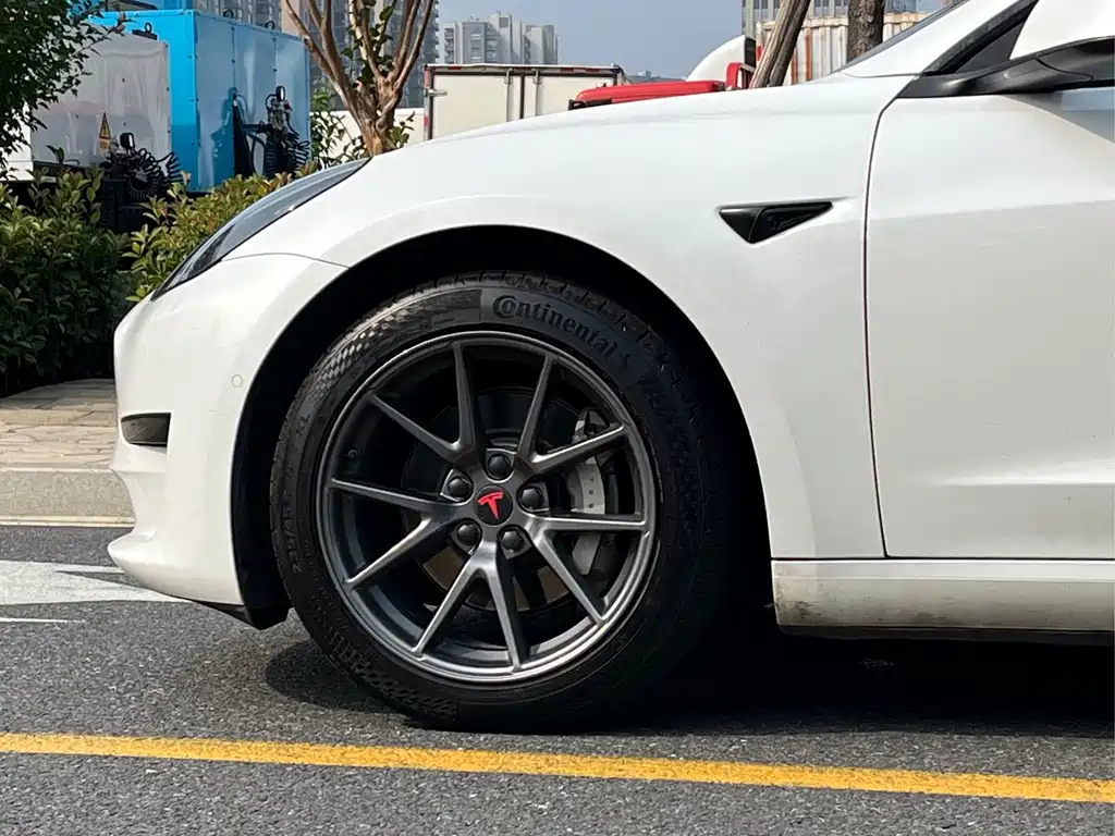 Tesla Model 3 — миниатюра 8