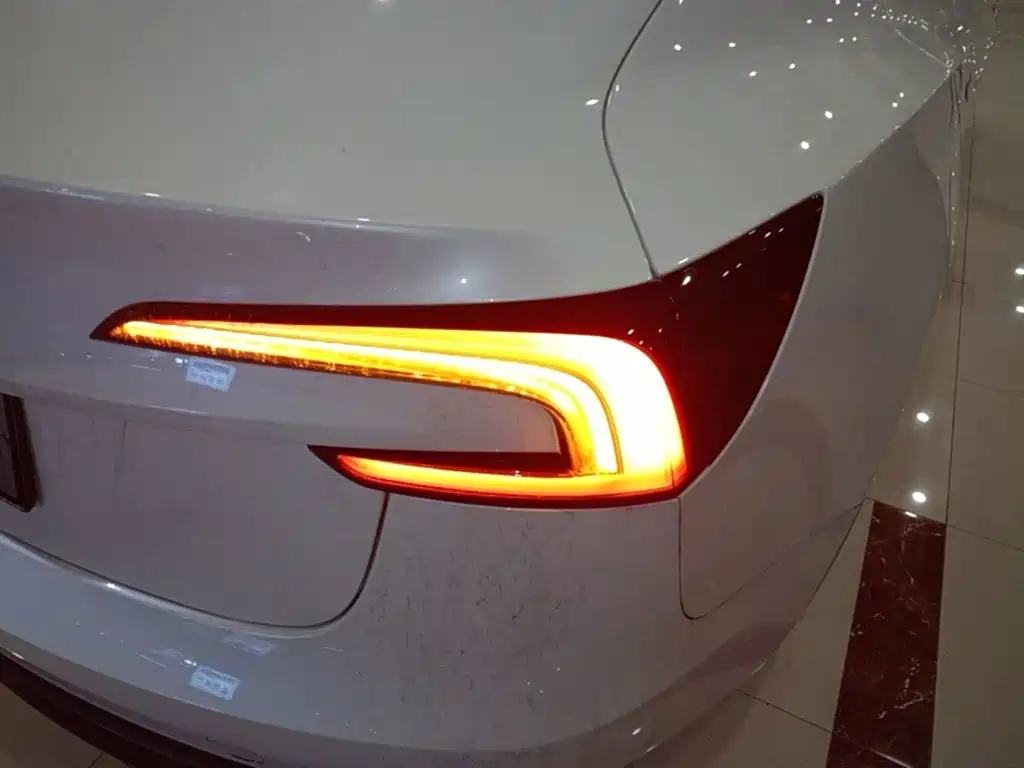 Tesla Model 3 — миниатюра 8