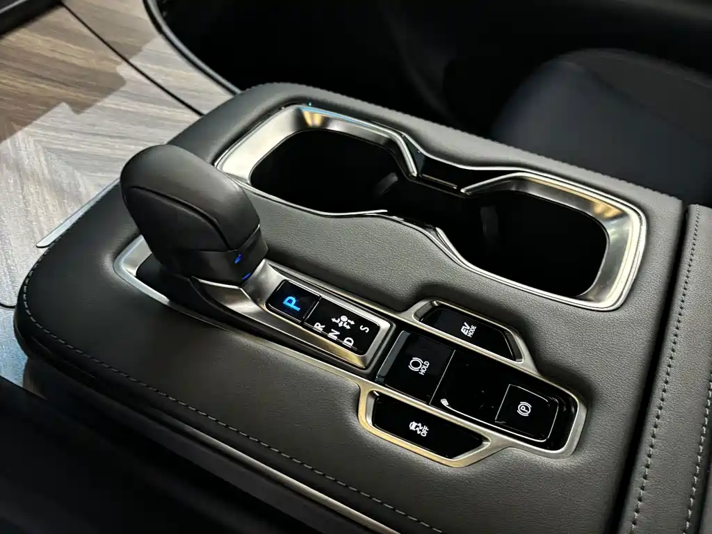 Lexus LM — миниатюра 13