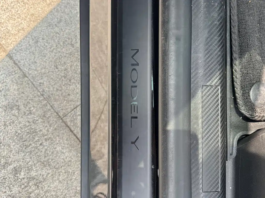 Tesla Model Y — миниатюра 21