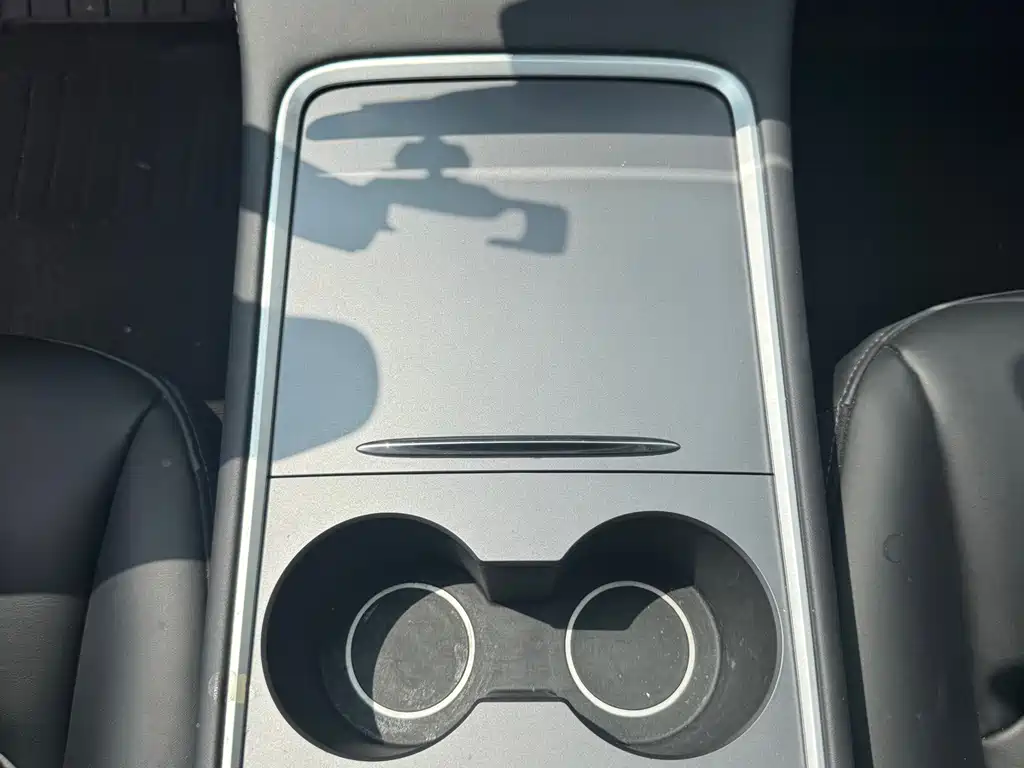 Tesla Model Y — миниатюра 19